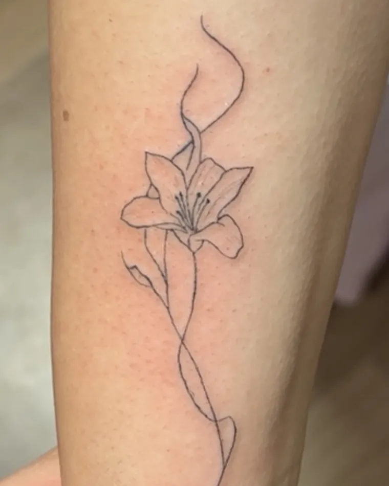 Blume fineline, fertiges Tattoo
